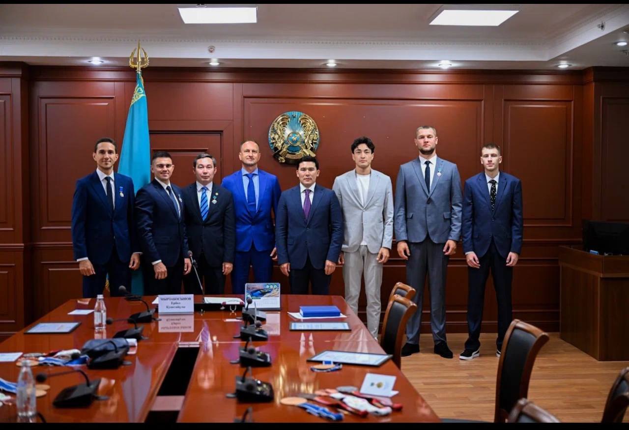 Казахстанских спортсменов, обыгравших 9-кратных олимпийских чемпионов наградил Ербол Мырзабосынов