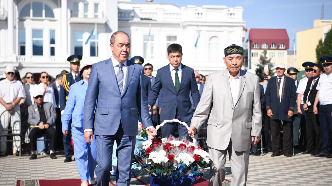 В Уральске почтили память Абая Кунанбайулы к 180-летию со дня его рождения