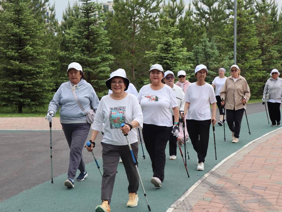 В Астане стартовал осенний сезон скандинавской ходьбы для пенсионеров