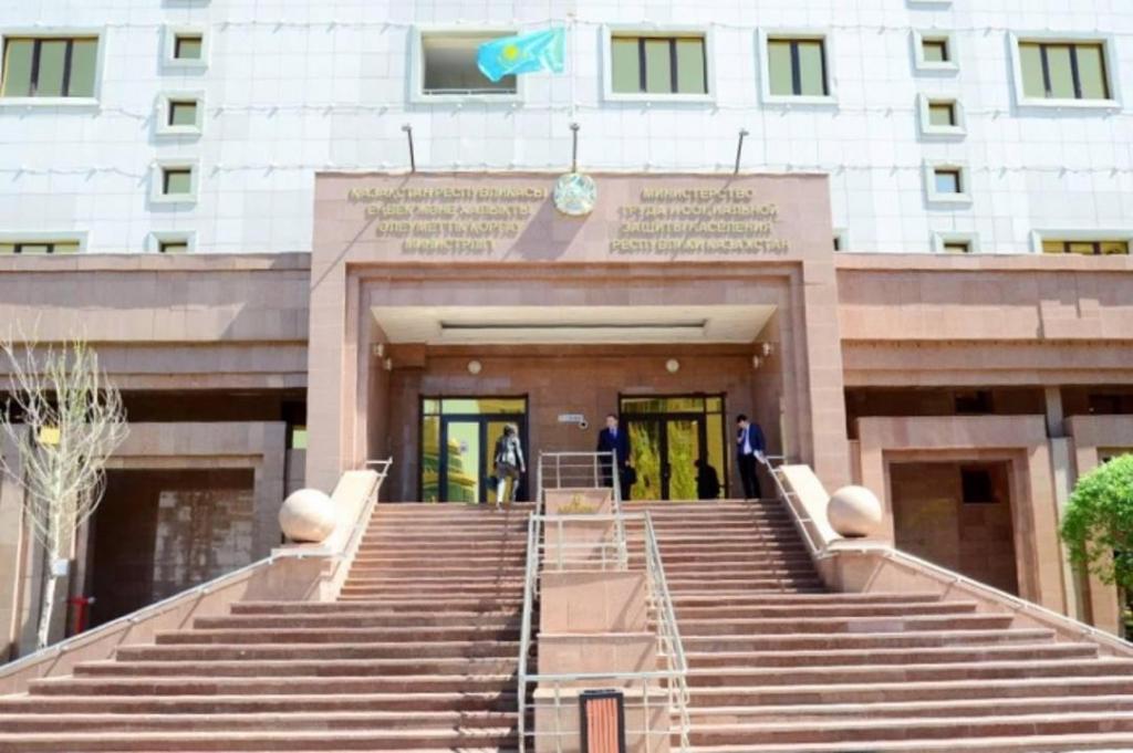 Вопросы совершенствования миграционной политики и реализации Концепции безопасного труда обсудили в МТСЗН