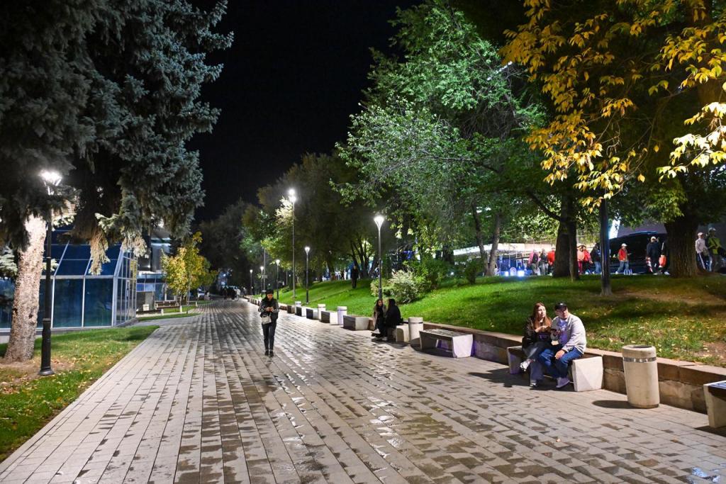 Аким города Алматы ознакомился с темпами работ по освещению мегаполиса