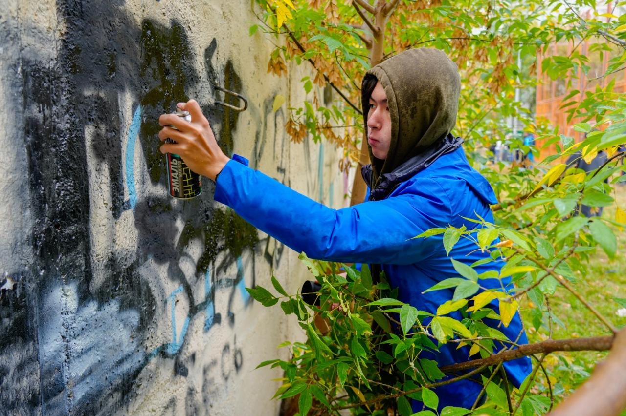 Клумбы, подъезды и темные углы: в столице выявили потенциальные места для наркотайников