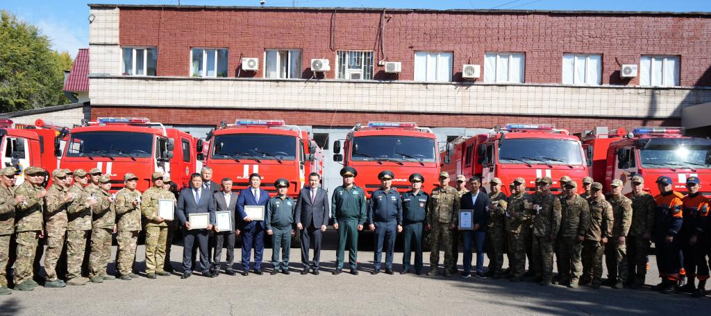 Глава МЧС вручил ключи от новой техники спасателям Восточного Казахстана