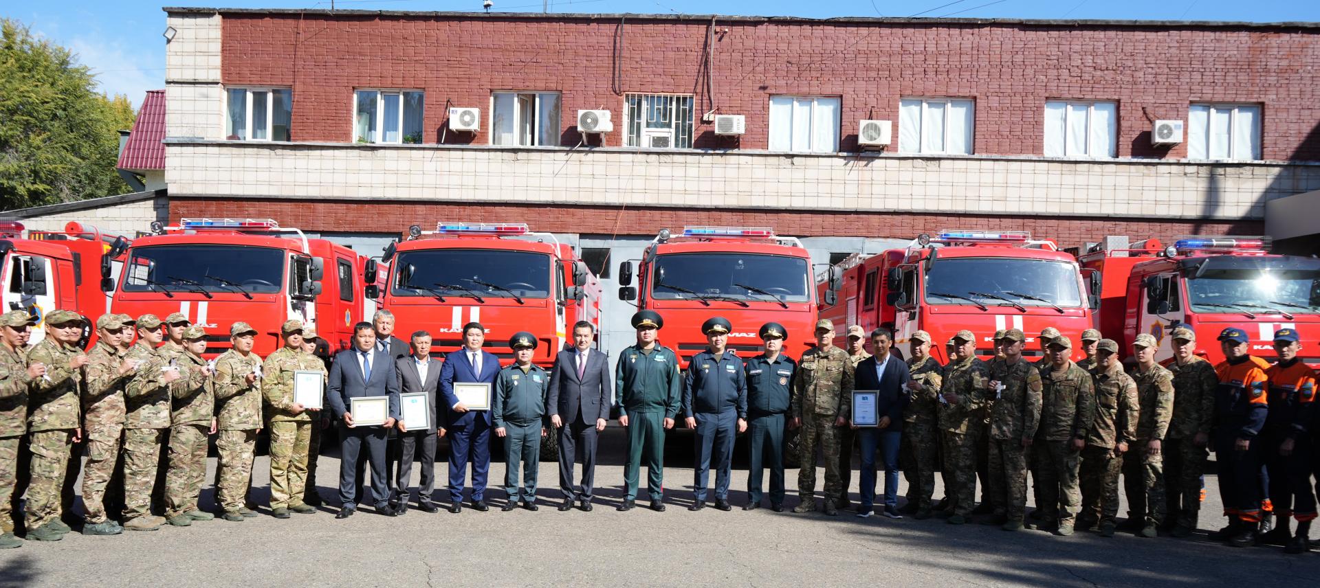 Глава МЧС вручил ключи от новой техники спасателям Восточного Казахстана