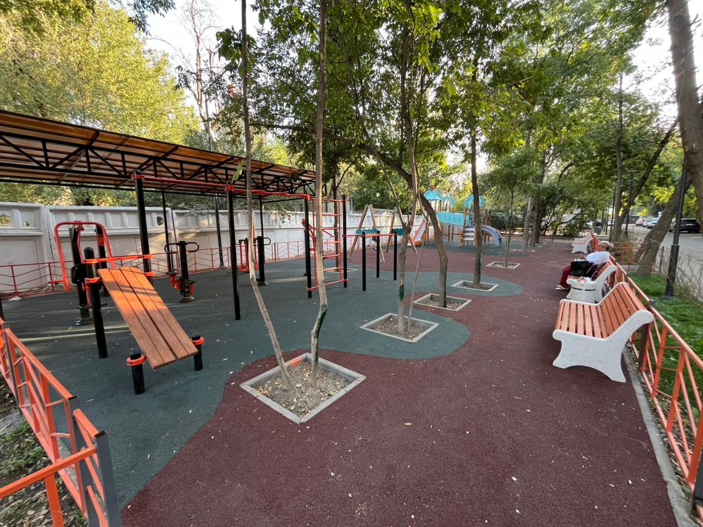 В Ауэзовском районе Алматы появилась новая зона отдыха и спорта