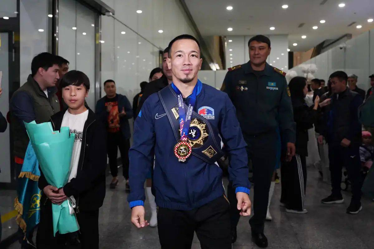 Чемпиона мира по греко-римской борьбе встретили болельщики в столичном аэропорту