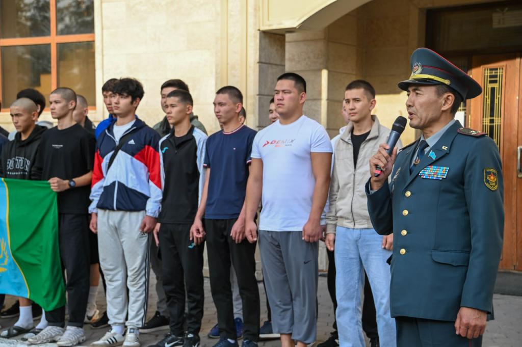 В Астане проводили первую команду новобранцев осеннего призыва в Пограничную службу