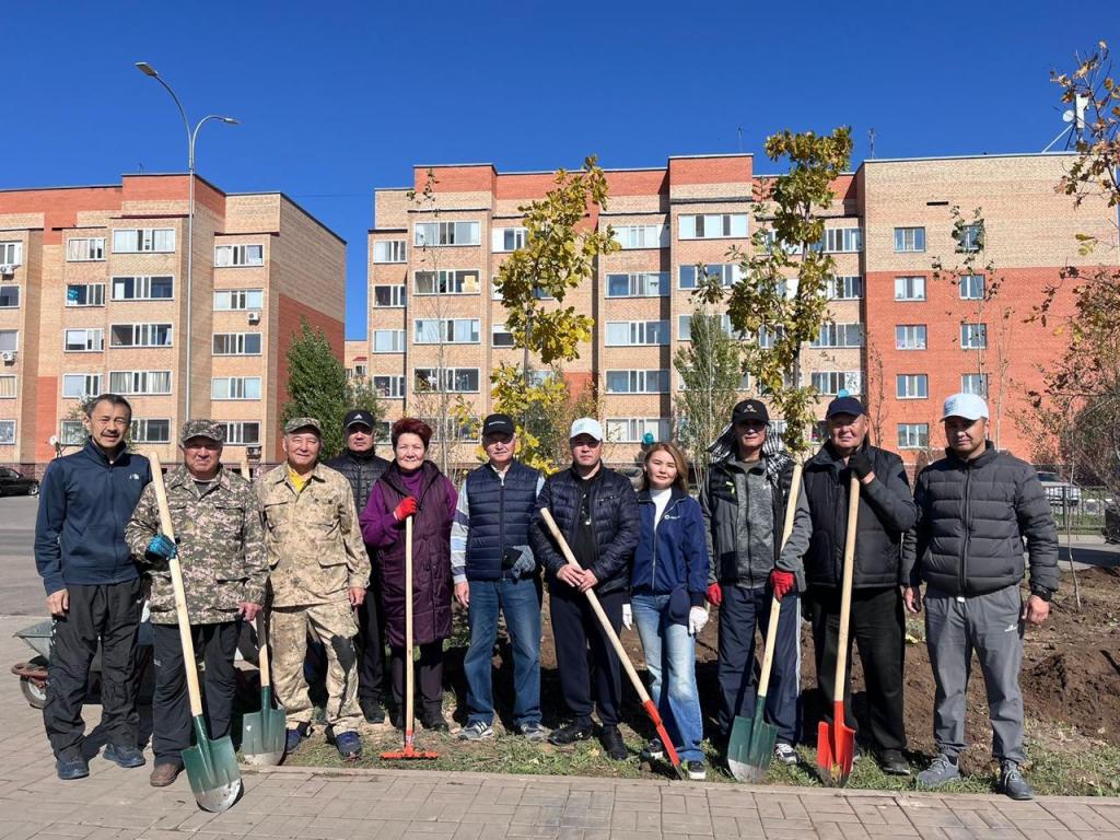 Больше 700 деревьев высадили в столичном жилом массиве участники субботника