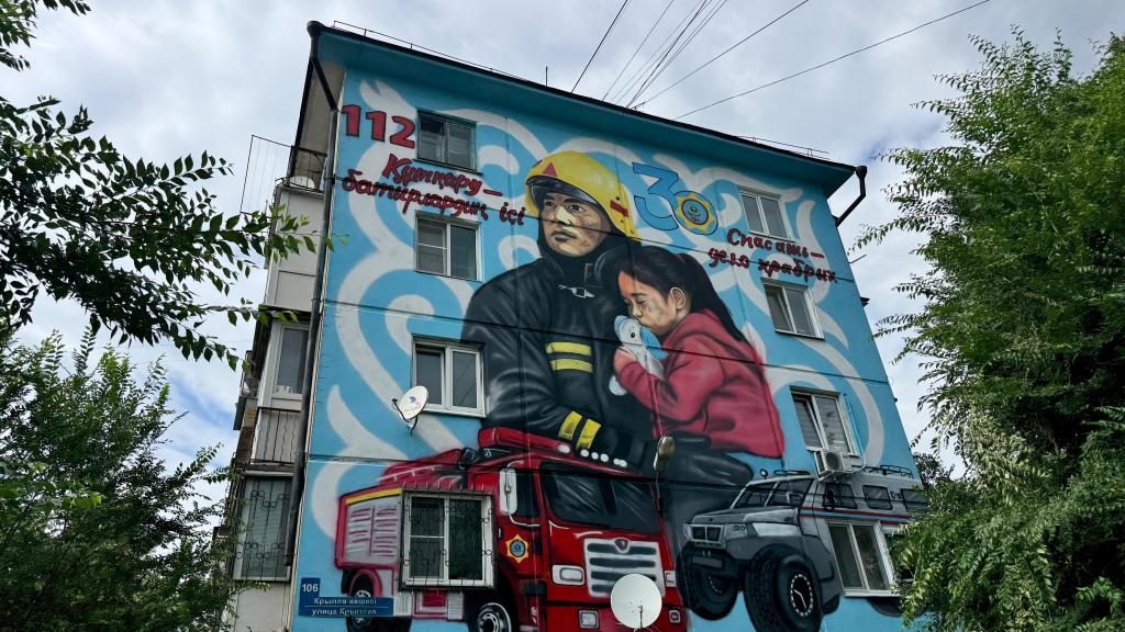 В честь 30-летия МЧС в регионах появляются муралы спасателям