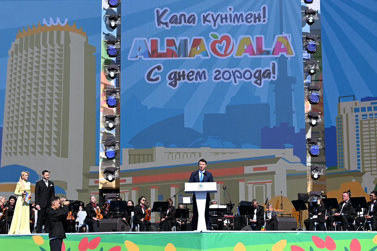 Аким Алматы Дархан Сатыбалды поздравил алматинцев с Днём города