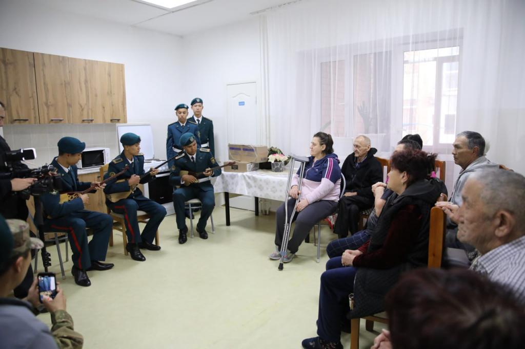 В Астане кадеты военного колледжа поздравили пожилых людей с праздником