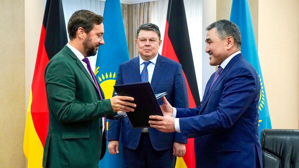 Канат Бозумбаев провел встречу с руководством German Water Partnership: подписано Соглашение о стратегическом водном партнерстве