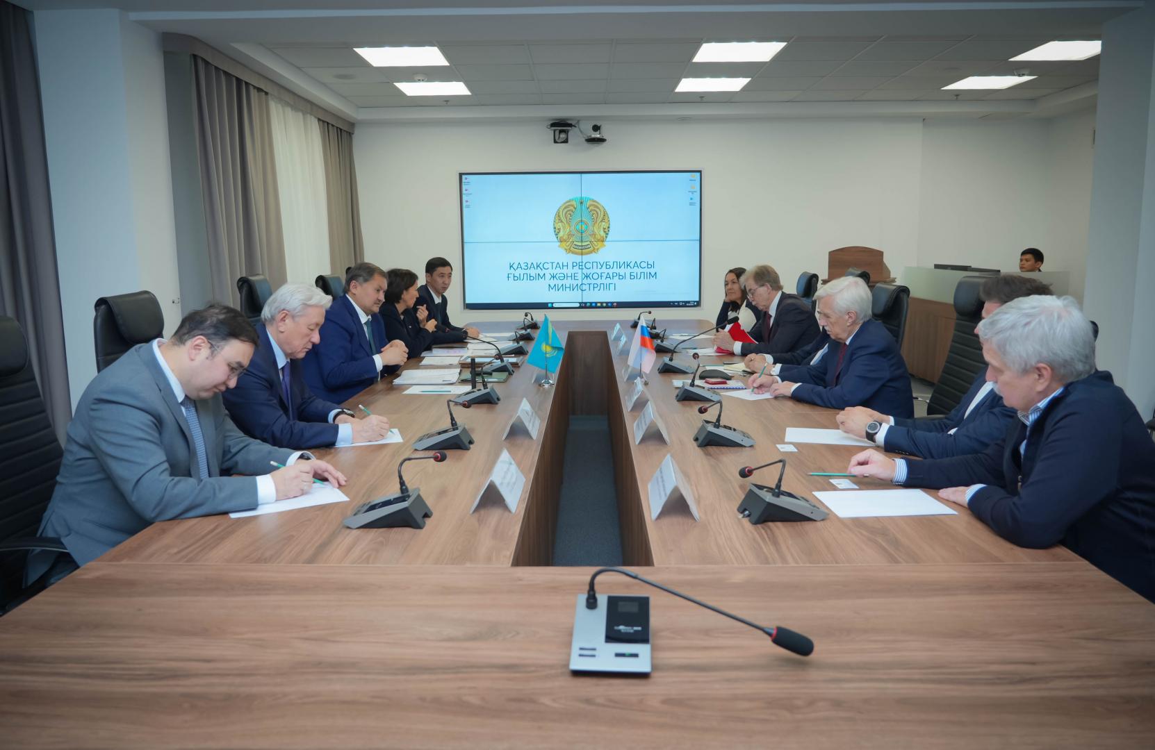 Министр науки и высшего образования РК встретился с делегацией Сибирского отделения Российской академии наук