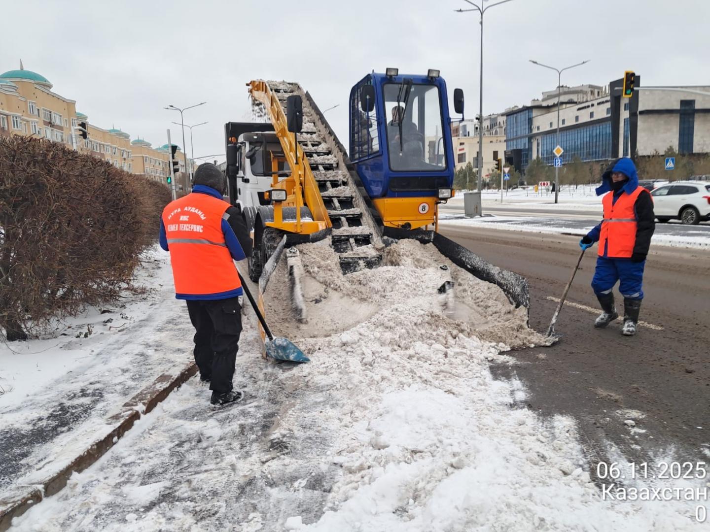 Более тысячи единиц спецтехники задействованы в снегоуборочных работах в Астане ночью
