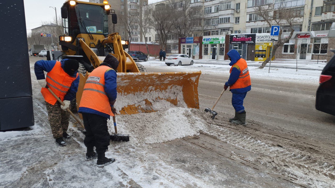 Свыше 2 800 дорожных рабочих вышли на уборку снега в Астане