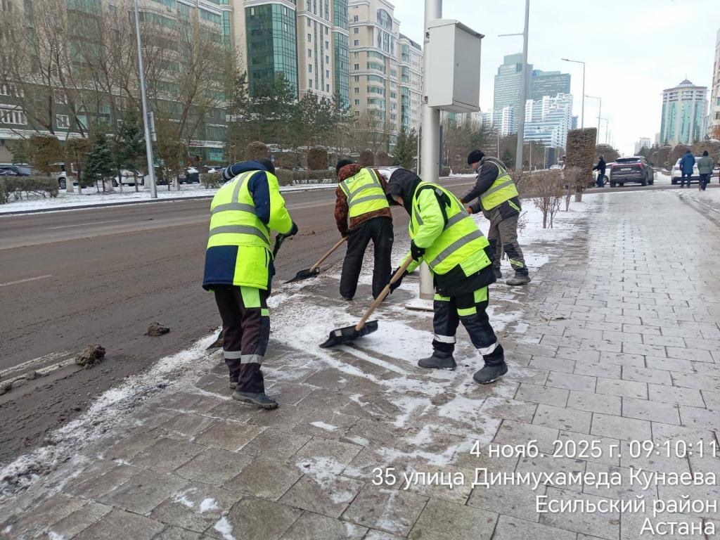 В Астане выпал первый снег: коммунальные службы работают в усиленном режиме