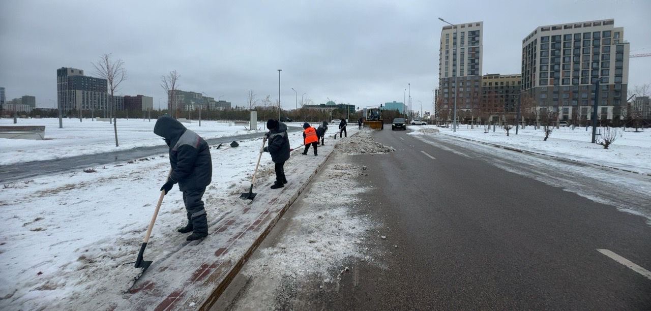 Более 700 единиц спецтехники задействуют в снегоуборочных работах ночью в Астане