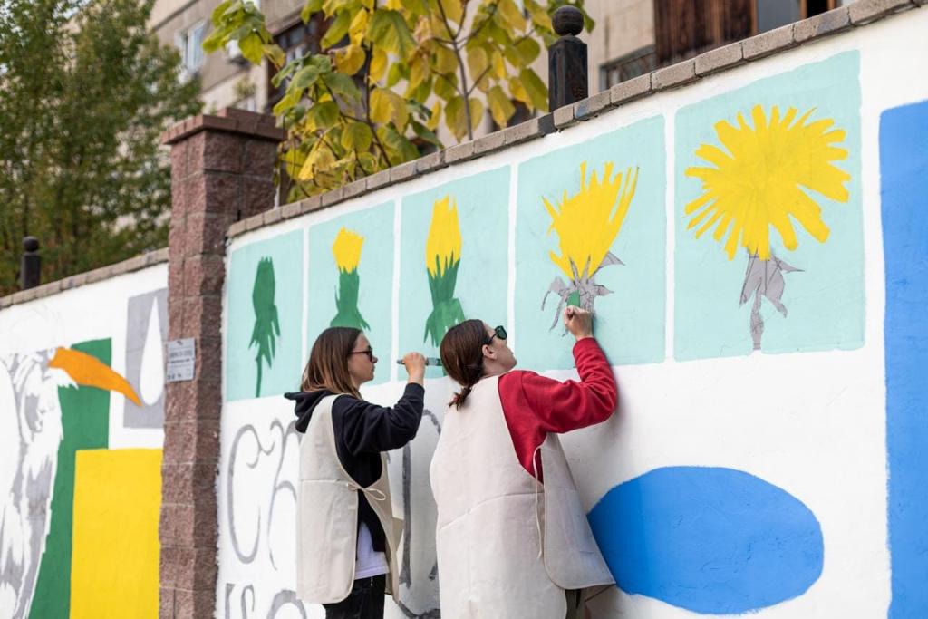 «Caring is cool»: в Алматы появился мурал, который учит любить воду