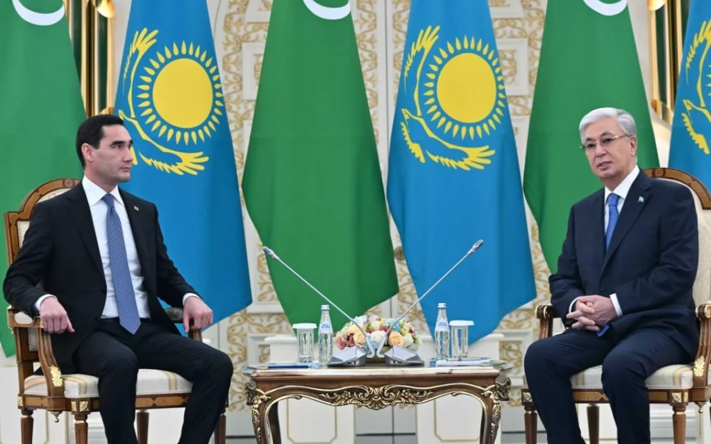 Глава государства наградил Президента Туркменистана орденом «Алтын Қыран»