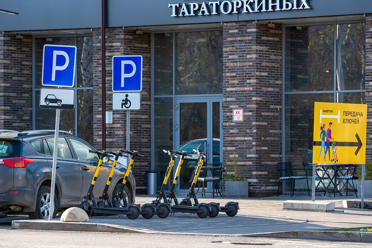 МВД запретит самокатчикам ездить по тротуарам