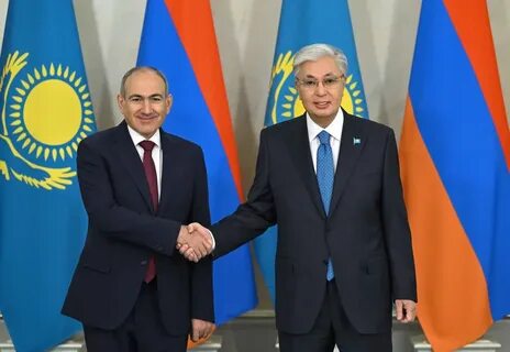 Президент Казахстана и Премьер-министр Армении провели переговоры в расширенном формате