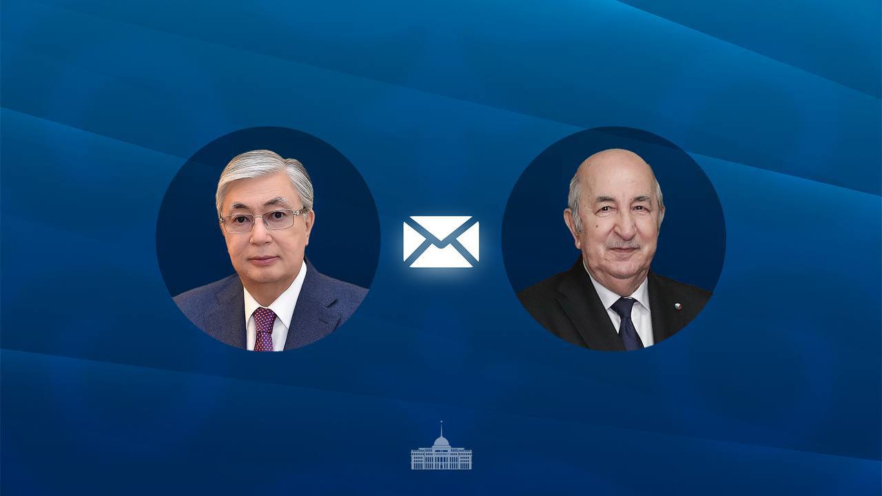 Глава государства поздравил с Днем революции Президента Алжира