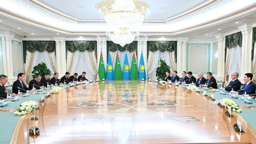 Глава государства и Президент Туркменистана провели переговоры в расширенном составе