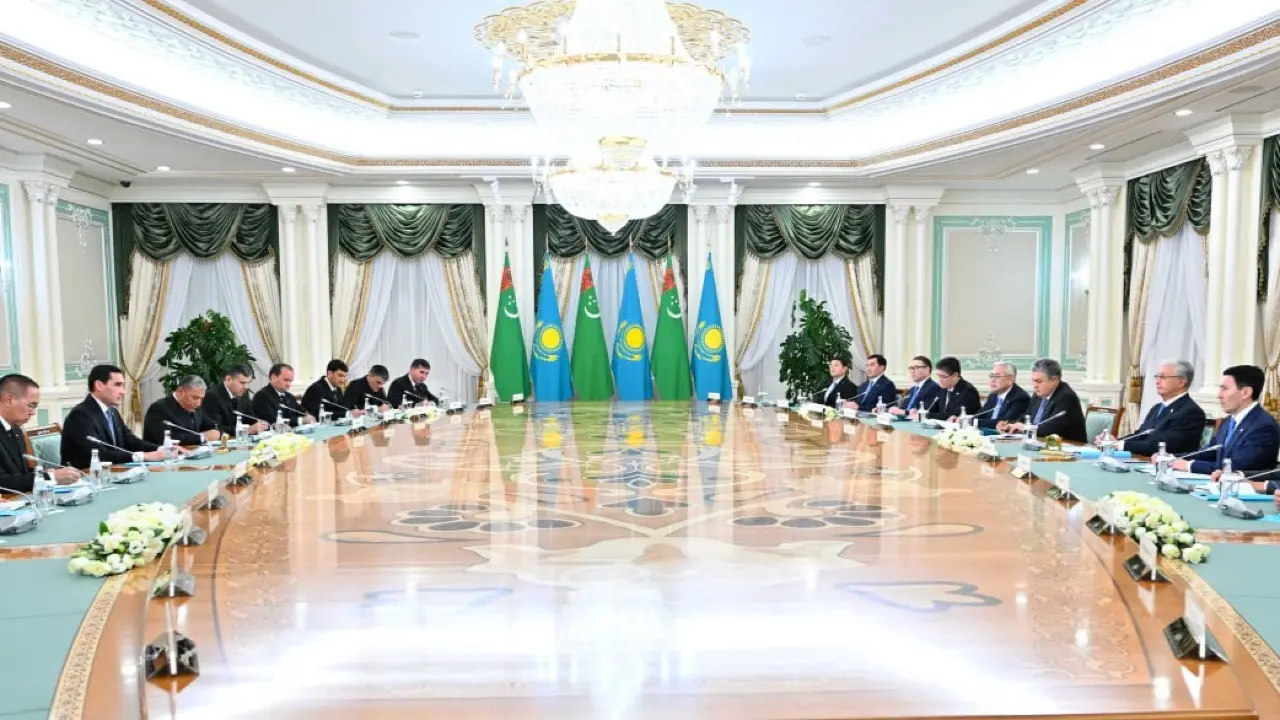 Глава государства и Президент Туркменистана провели переговоры в расширенном составе