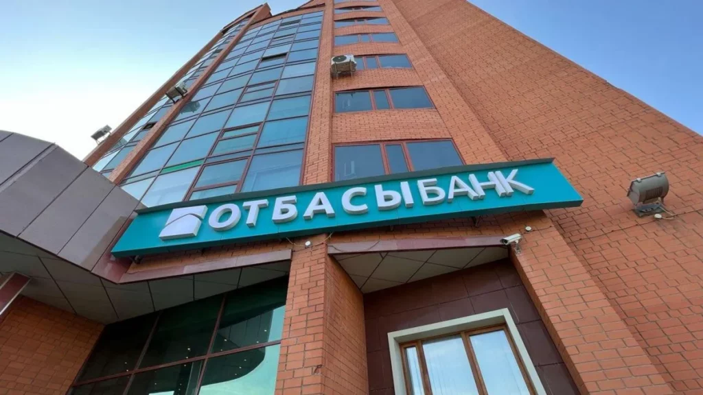 В Казахстане запрещено использовать пенсионные излишки на пластические операции