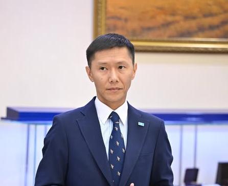 ГОССЛУЖАЩИМ НЕ РАЗРЕШЕНО ЗАНИМАТЬСЯ БИЗНЕСОМ