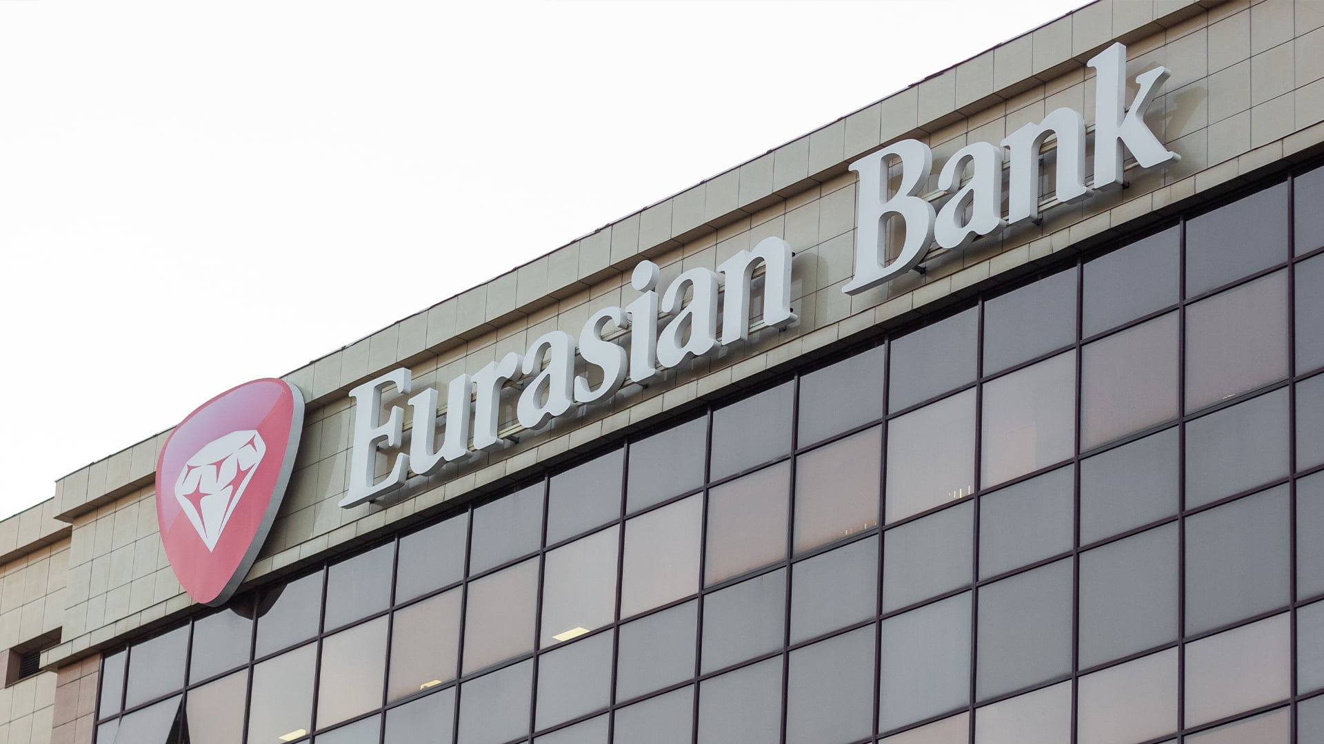 Евразийский банк: Мобильное приложение Smartbank прекращает работу с 1 февраля 2026 года