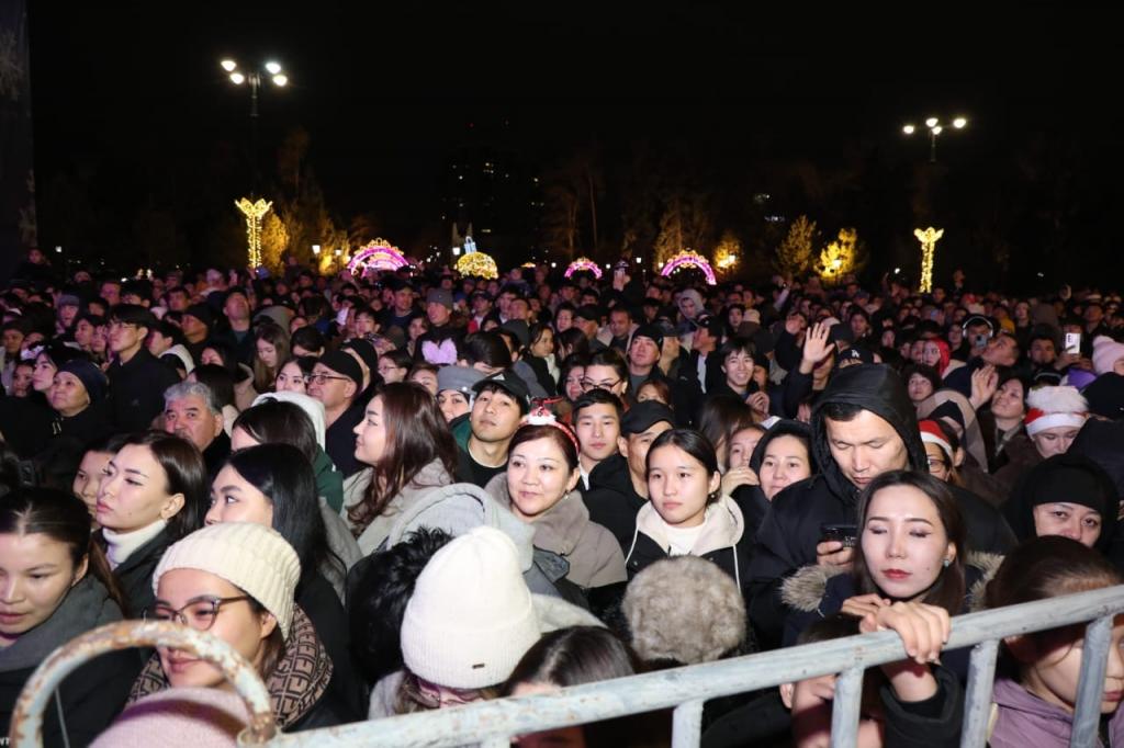 В Алматы на новогоднем концерте собралось более 50 тысяч человек