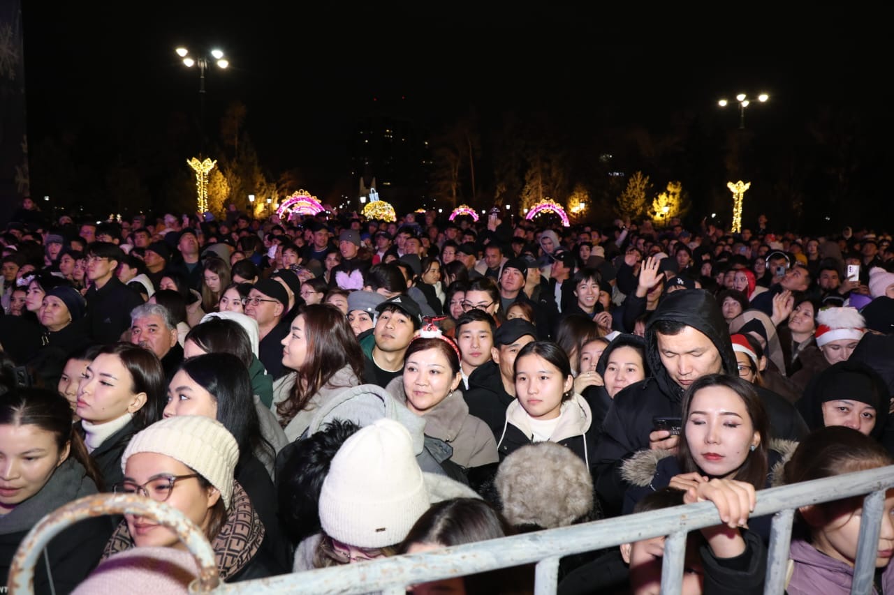 В Алматы на новогоднем концерте собралось более 50 тысяч человек