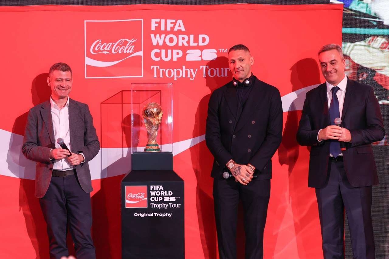 Сотни фанатов увидели Кубок Чемпионата мира по футболу FIFA™ в Алматы