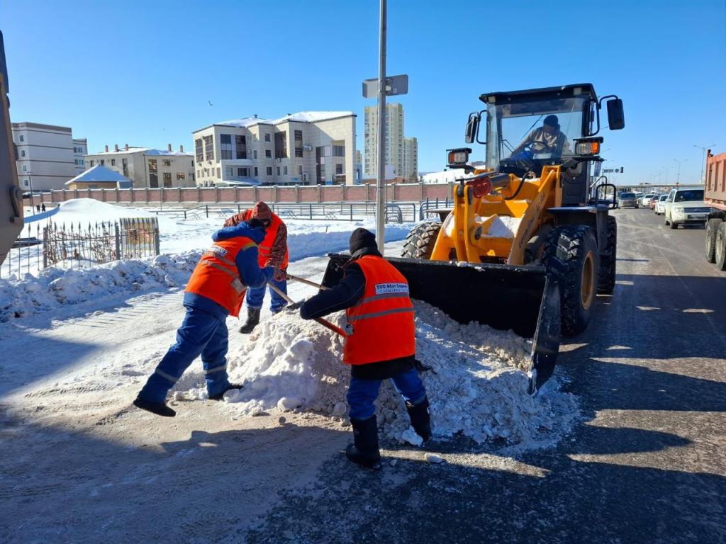 Около 1 700 единиц спецтехники задействовано в снегоуборочных работах в Астане