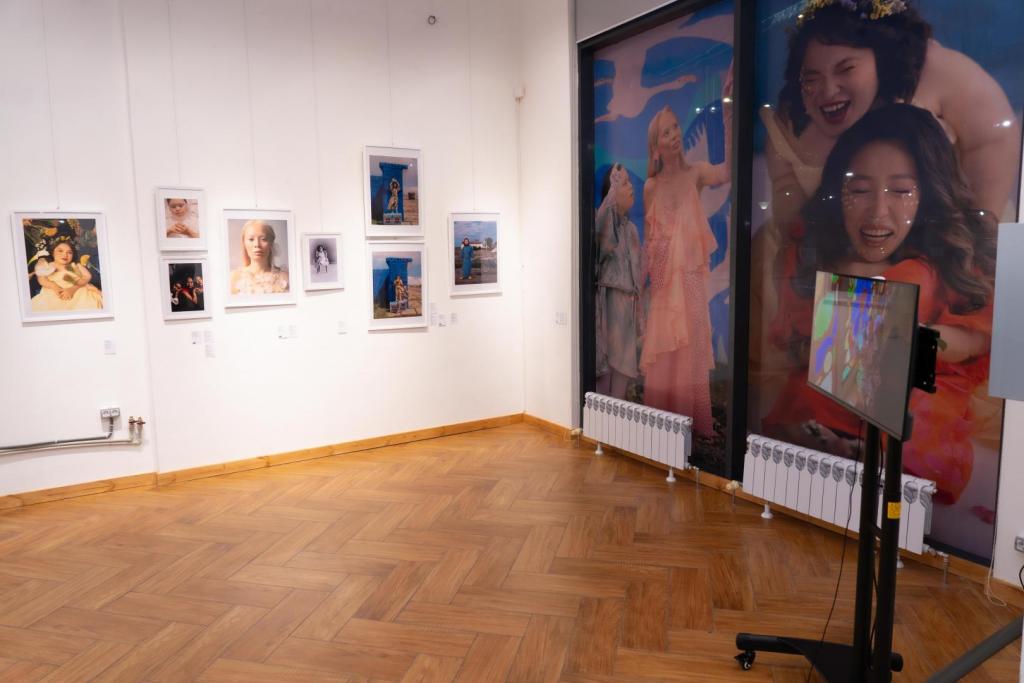 В Астане состоялось открытие дебютной фотовыставки Анель Базыловой «Я здесь»