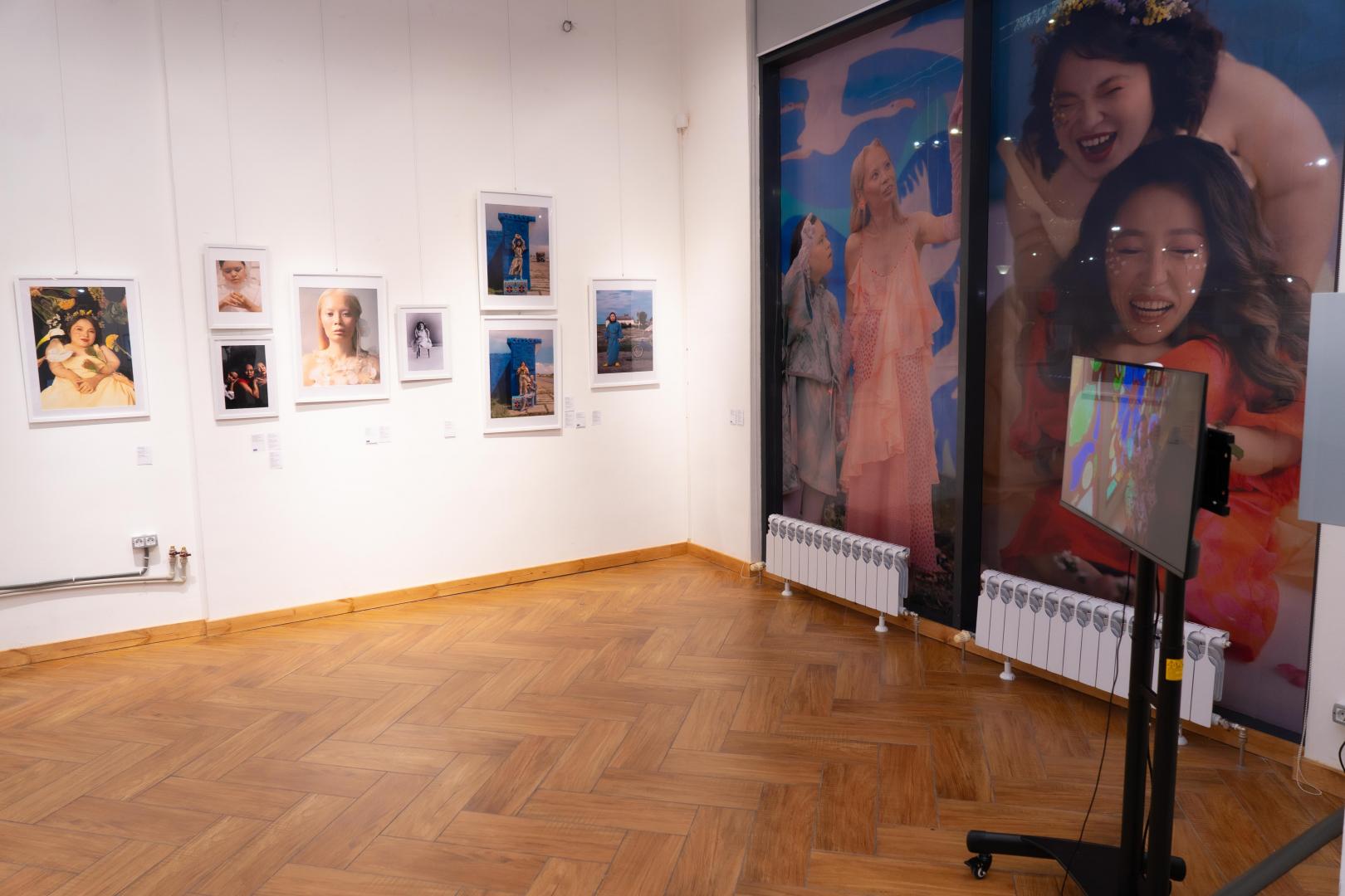 В Астане состоялось открытие дебютной фотовыставки Анель Базыловой «Я здесь»