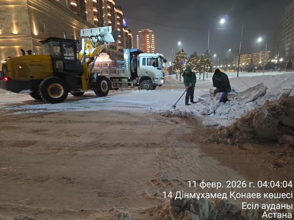 Более 63 тысяч кубометров снега вывезли  за ночь из Астаны