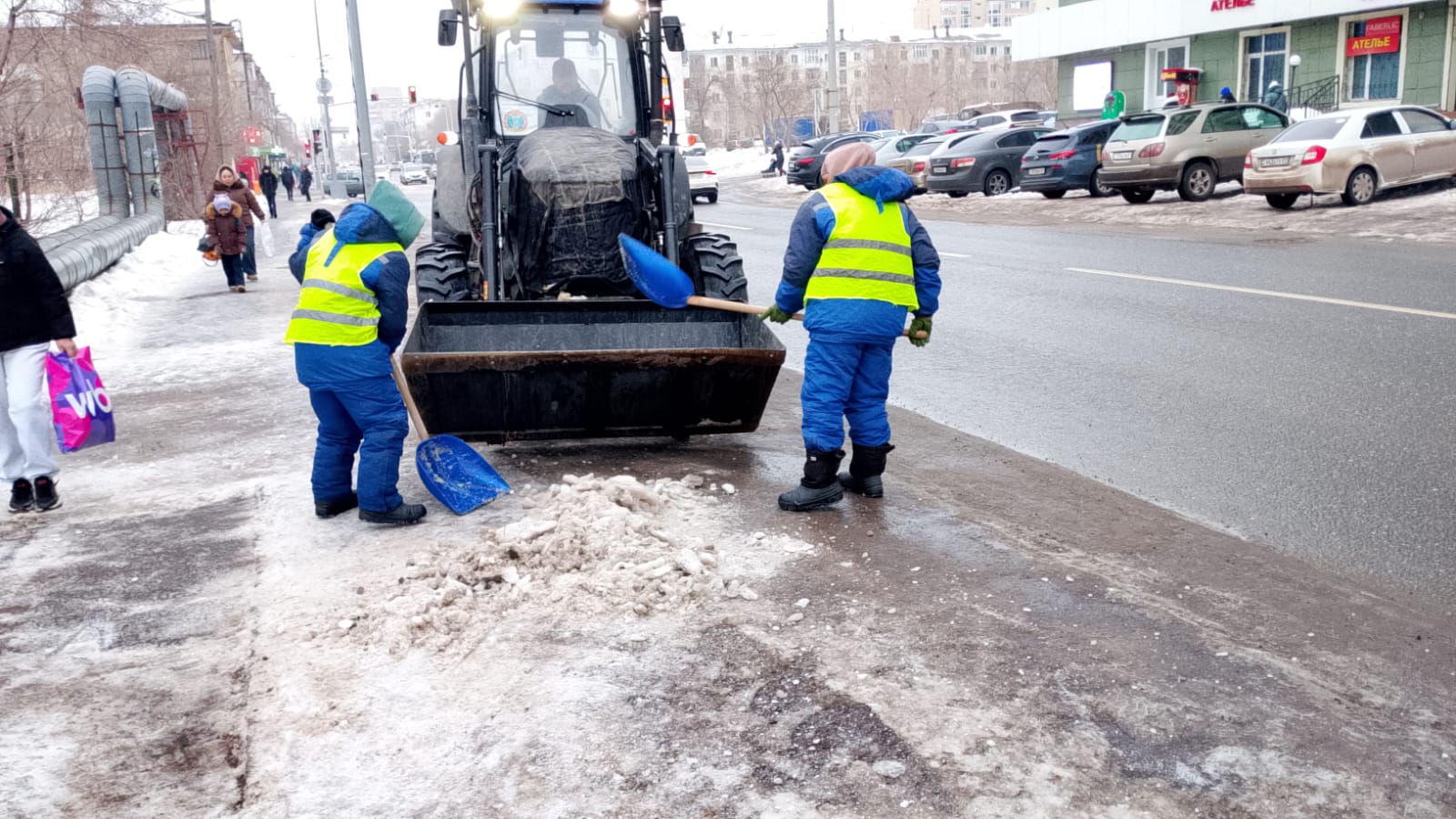 Тысячи дорожных рабочих вышли на снегоуборочные работы в Астане