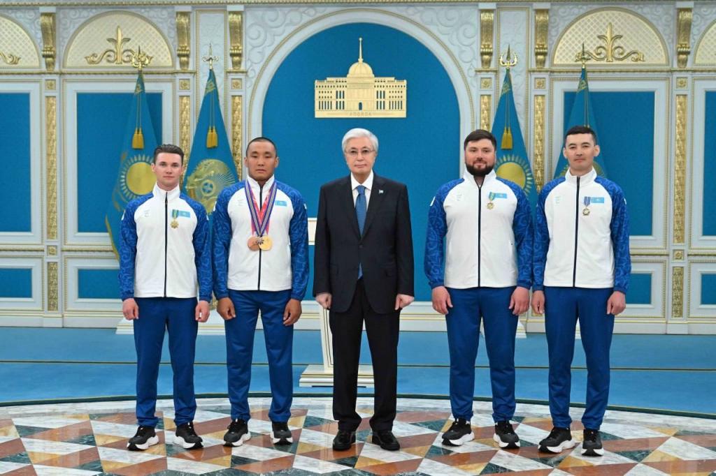 В резиденции Акорда состоялась церемония награждения чемпиона XIV зимних Паралимпийских игр в Италии Ербола Хамитова и его тренеров