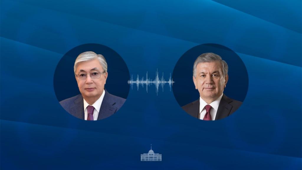 Глава государства провел телефонный разговор с Президентом Узбекистана