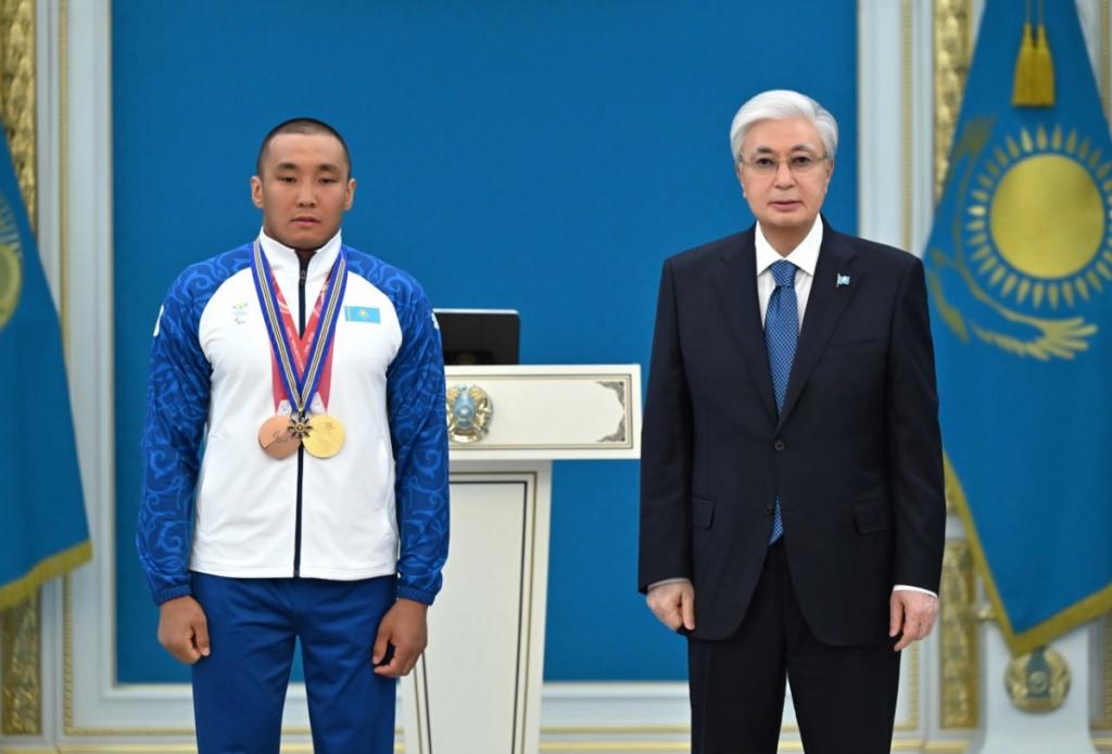 Глава государства наградил чемпиона ХІV зимних Паралимпийских игр Ербола Хамитова