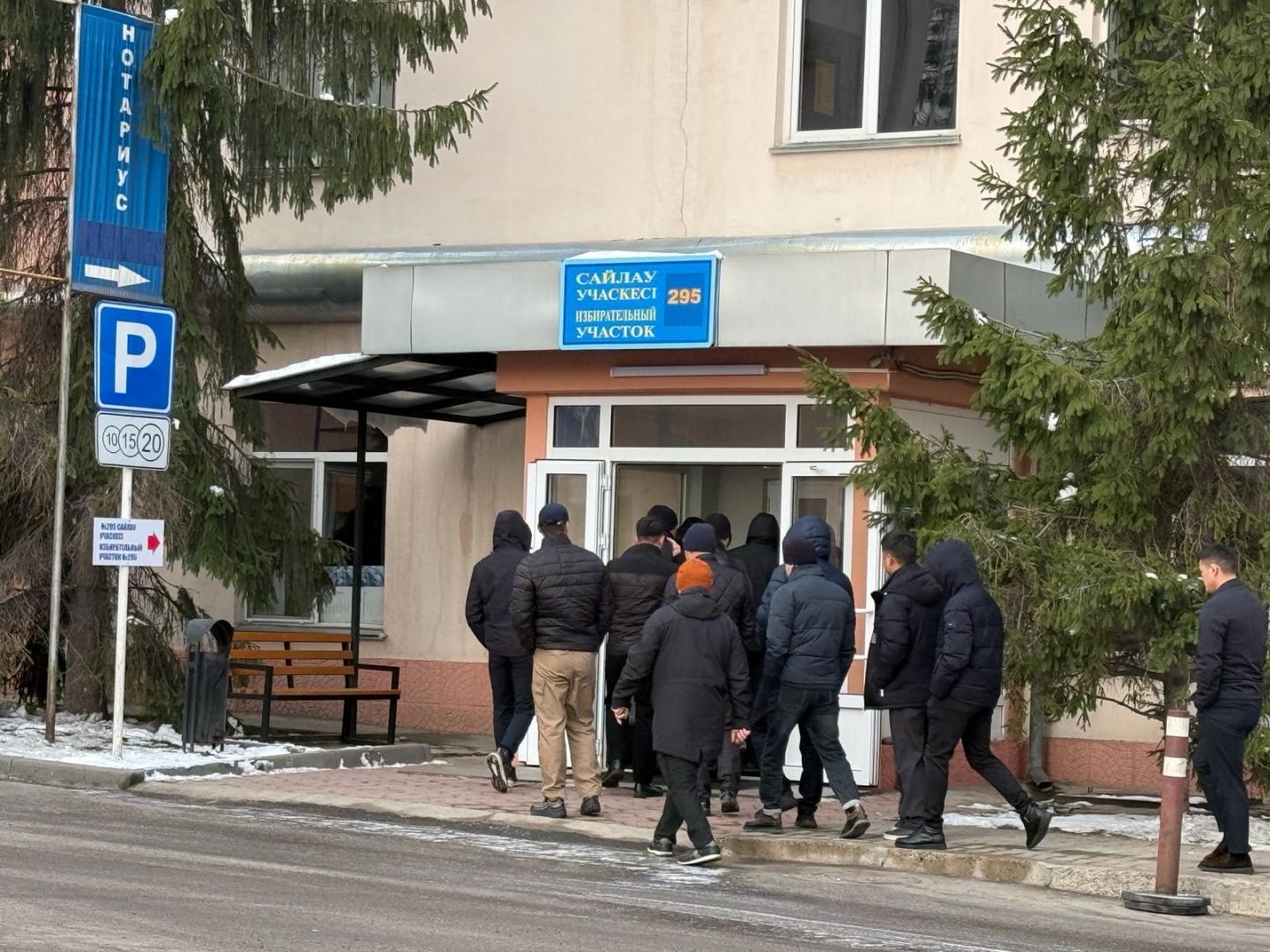 Первые голоса за будущее: алматинцы активно голосуют на референдуме с раннего утра