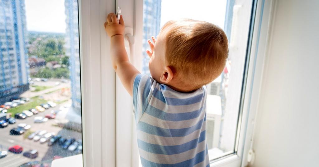 Полиция напоминает родителям о способах защиты детей от выпадения из окон