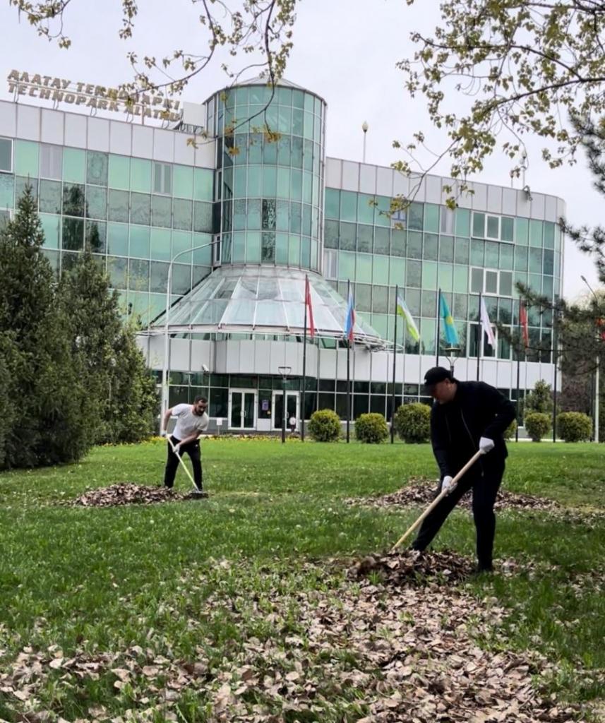 Бизнес за чистый город: СЭЗ ПИТ Алатау вышли на субботник в Алматы