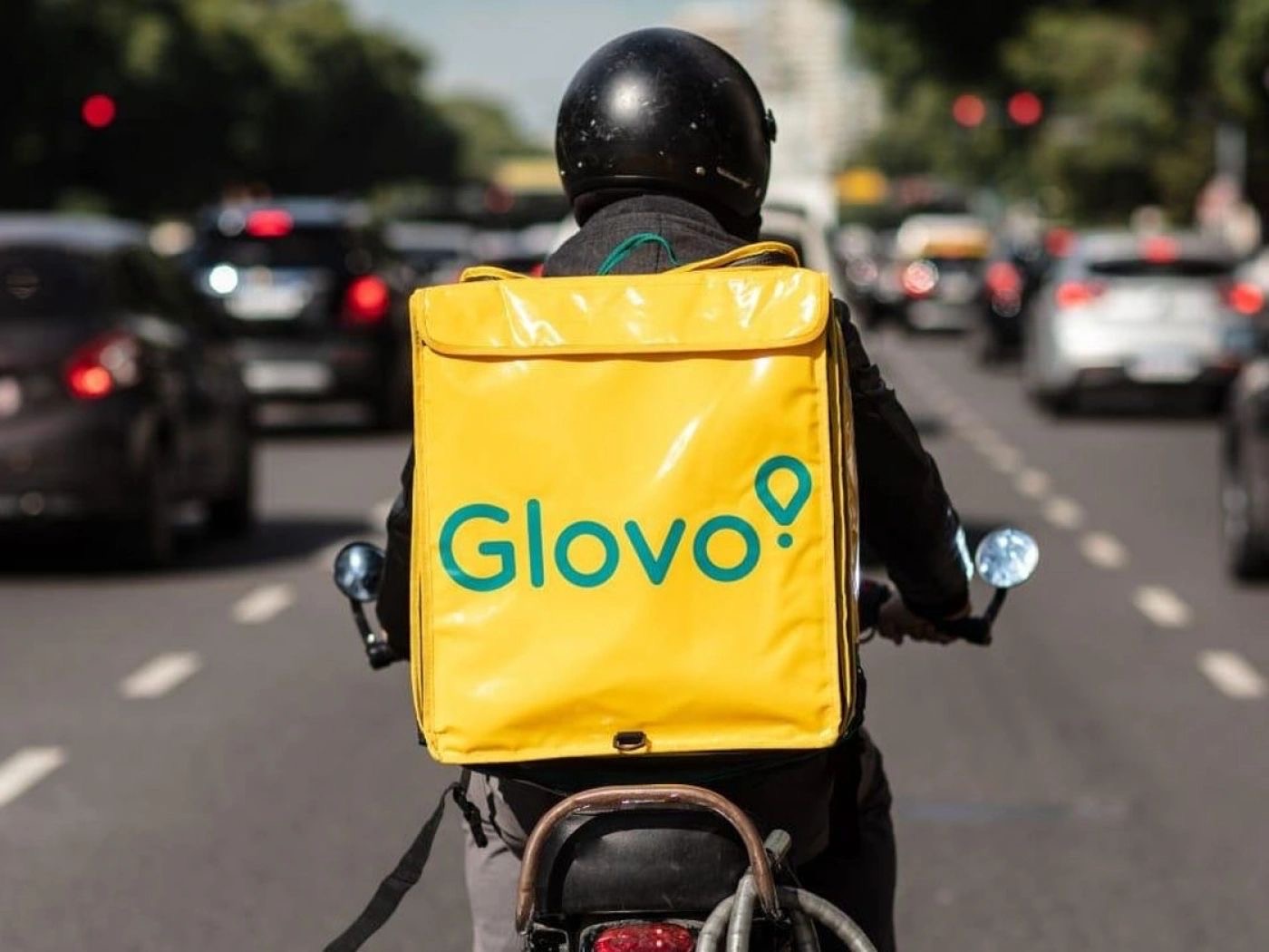 В Алматы курьер справил нужду в детскую коляску: что ответили в Glovo?