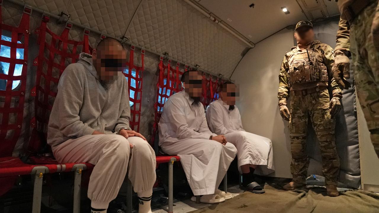 Под конвоем спецназа КНБ в страну депортированы подозреваемые в терроризме