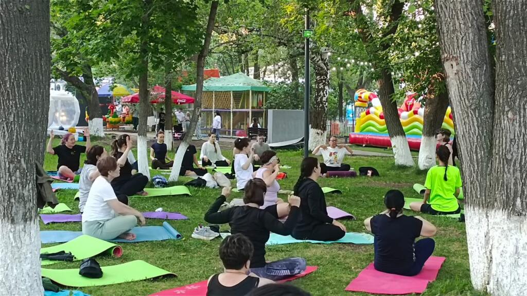 Бесплатная йога для астанчан: занятия под открытым небом в Центральном парке будут проходить все лето