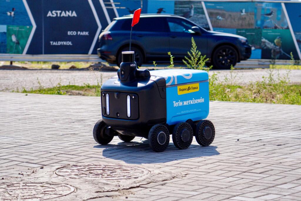 Роботы-курьеры начали доставлять заказы жителям Астаны
