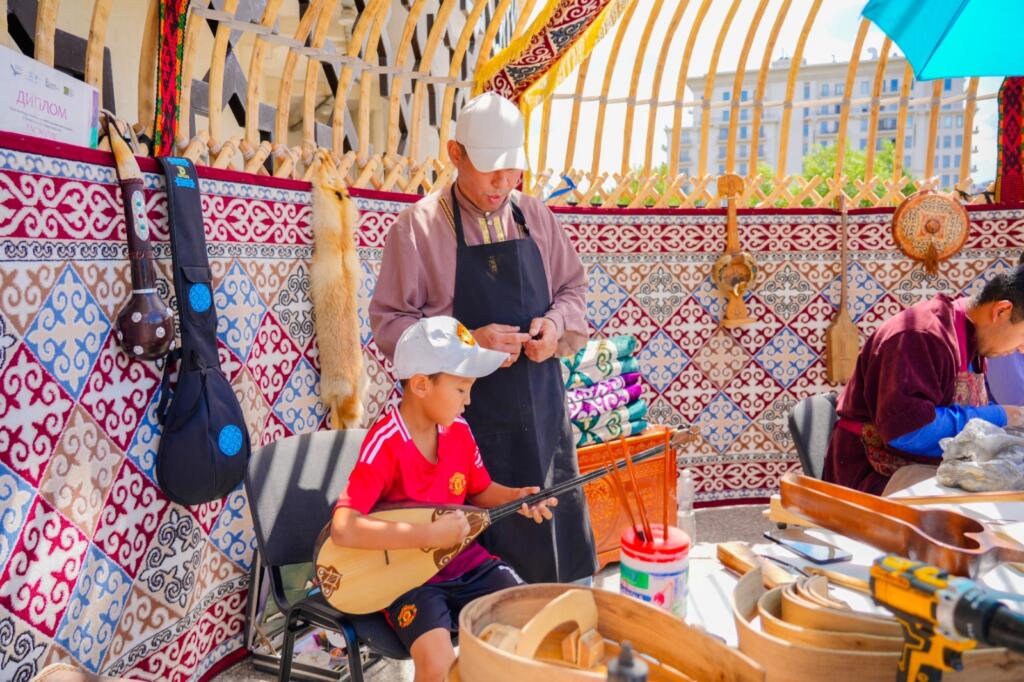 Насыщенную культурную программу для детей и взрослых проводят в Астане в честь Национального дня домбры